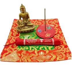 Acquista Buddhist Altar Cloth blu-bordo giallo grande su Karmashop.it Acquista Buddhist Altar Cloth blu-bordo giallo grande su Karmashop.it
