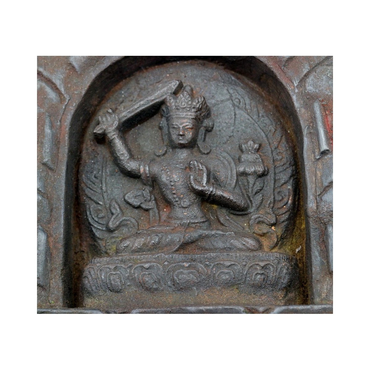 Bassorilievo di Manjushree in legno e terracotta su Karmashop.it