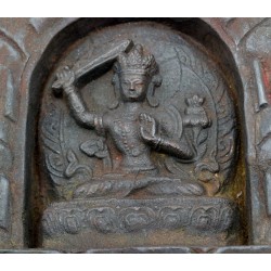 Bassorilievo di Manjushree in legno e terracotta su Karmashop.it