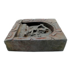 Bassorilievo di Manjushree in legno e terracotta su Karmashop.it