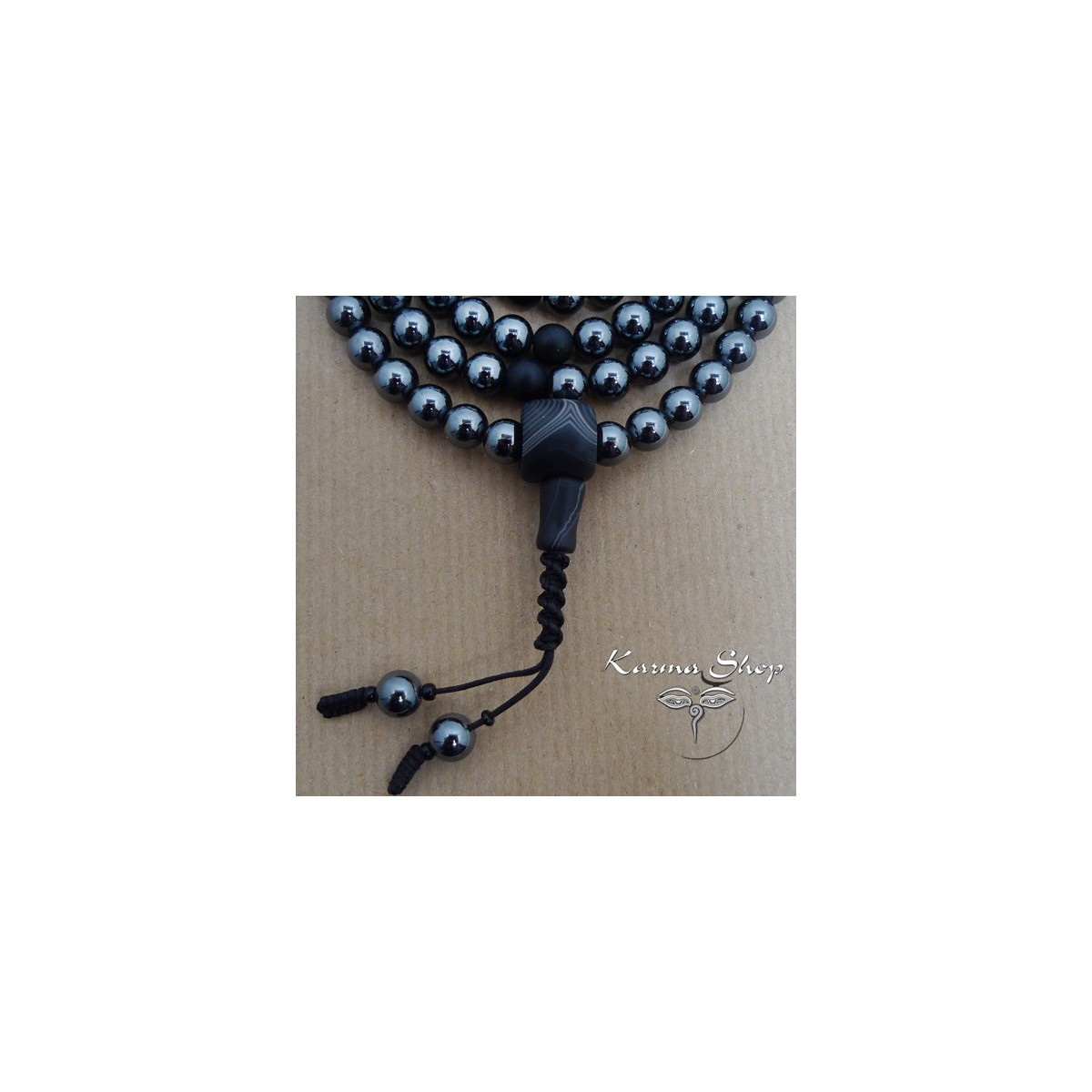 Mala 108 Grani in Ematite con Guru di Agata nera Mala 108 Grani in Ematite con Guru di Agata nera