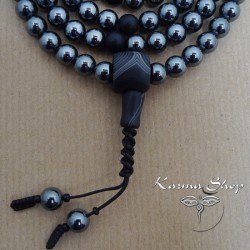 Mala 108 Grani in Ematite con Guru di Agata nera Mala 108 Grani in Ematite con Guru di Agata nera